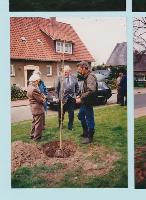 Pflanzung des BAKI-Baumes am 3. April 1990
