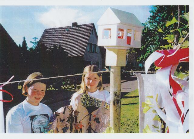 Susann und Julia aus Stralsund am 17. Juni 2000 beim BAKI-Baum