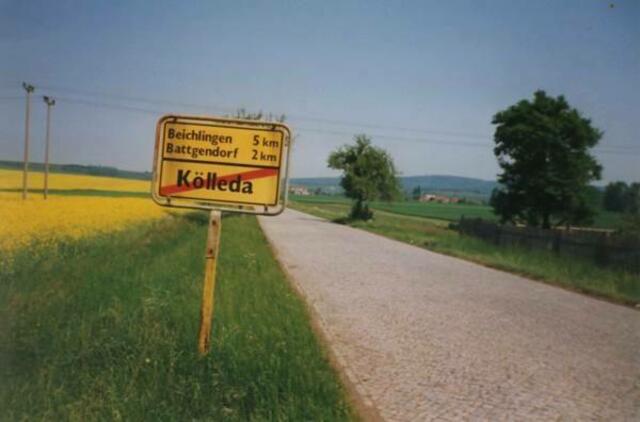 Ortsausgangsschild von Kölleda auf der Battgendorfer Straße. Aufnahme von 1992. (Schild noch im alten DDR-Design.)