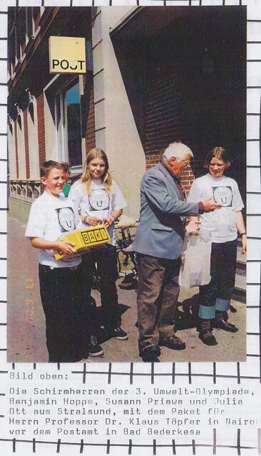 17. Juni 2000: die drei Schirmherren der 3. Umwelt-Olympiade und Herr Klaus Fütterer aus Barth (Ostsee) vor der Post in Bad Bederkesa mit einem Päckchen für Herrn Professor Dr. Klaus Töpfer in Nairobi