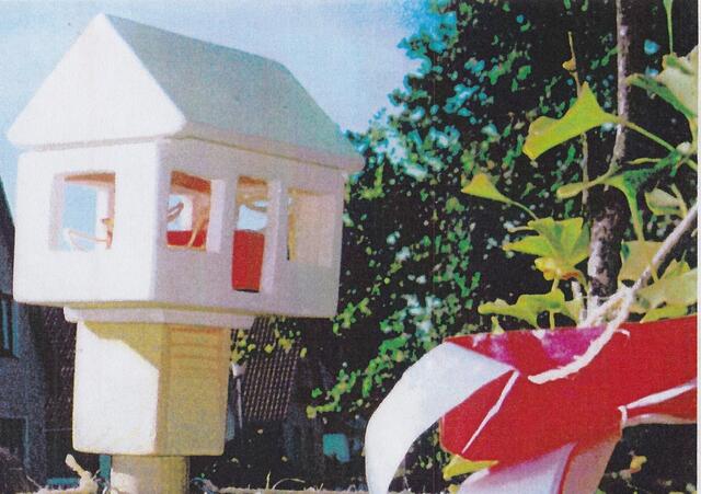 "Haus mit Herz" (Denkmodell von Veranstaltung am 19. Januar 1999 in der Akademie für Arbeit und Politik an der Universität Bremen)  am 17. Juni 2000 beim BAKI.Baum