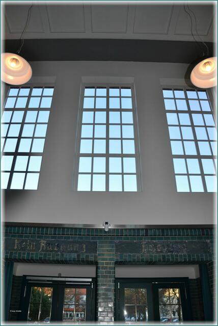Blick aus der Bahnhofshalle Richtung Vorplatz (Foto: Katja Woidtke)