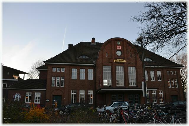 Im Gebäude des Bahnhofs Pferdemarkt in Langenhagen verwöhnt das Café und Restaurant Emma (links) nun seine Besucher (Foto: Katja Woidtke)