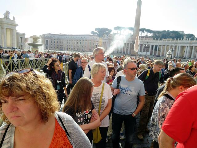 Auch an der anderen Seite vom Petersdom, standen die Leute.