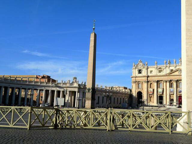 Der Obelisk ist aus Ägypten,er ist von Ramses II.Er ist 25m hoch.