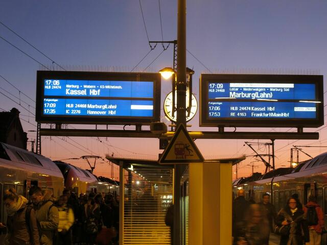 So sieht ein guter Anschluss aus - vom RegionalExpress kann man in die RegionalBahn umsteigen.