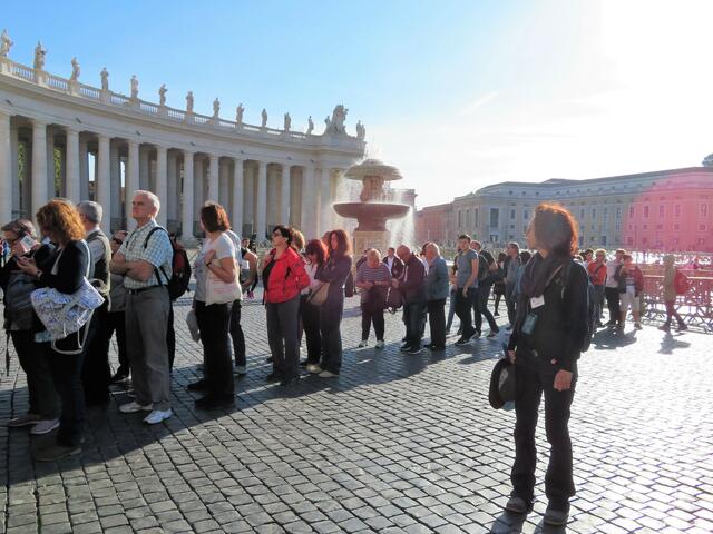 Reihenweise Menschen.