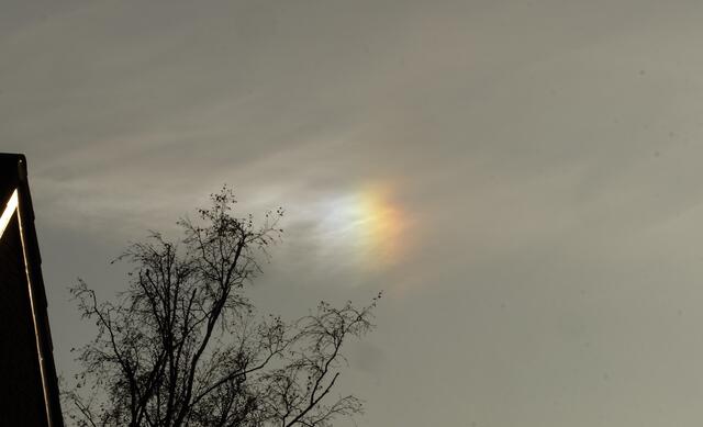 Eine Haloerscheinung - Eine Nebensonne bildete sich links neben der Sonne. Die Nebensonnen entstehen durch Brechung des Lichts in Eiskristallen.