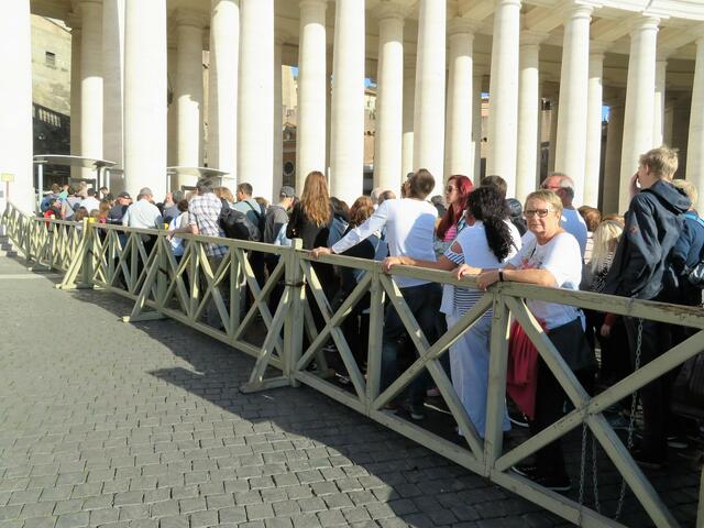In zweierreihe Menschen.