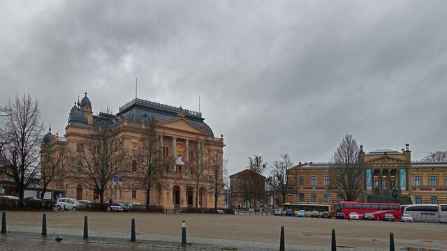 Das Mecklenburgische Staatstheater und das Staatliche Museum am Alten Garten erscheinen durch das nasskalte Wetter grau in grau. Foto: Helmut Kuzina