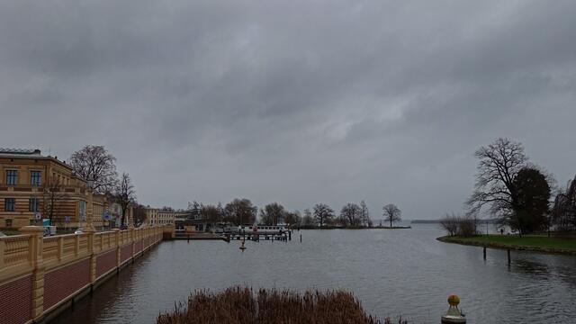 Regenfälle, teils schauerartig verstärkt, bestimmen das Landschaftsbild am Schweriner See. Foto: Helmut Kuzina