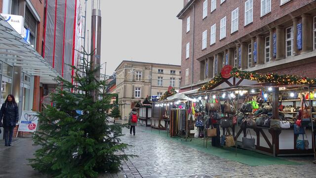 Der Wind wirbelt kräftig durch die Schlossstraße mit den Weihnachtsständen. Foto: Helmut Kuzina