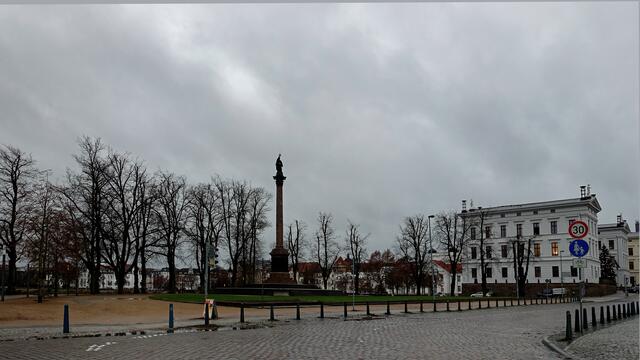 Aus den tiefhängenden Wolken fällt immer wieder Nieselregen auf den Platz Alter Garten mit der Siegessäule. Foto: Helmut Kuzina