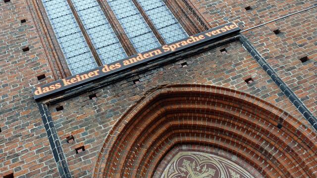Auf der LED-Anzeigetafel sind zufällig ein paar biblische Worte zu lesen, die gewissermaßen die Schwierigkeit verdeutlichen, die Wortbruchstücke aus dem Textzusammenhang zu begreifen. Foto: Helmut Kuzina