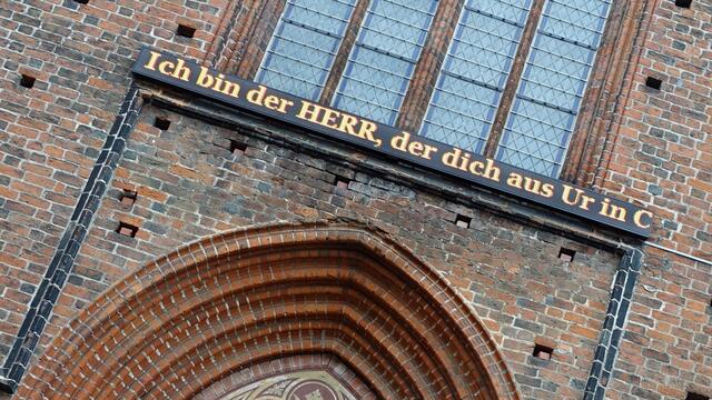 Die LED-Tafel am Marktportal des Doms ist bis zum 500-jährigen Reformationsjubiläum 2017 zu sehen. Foto: Helmut Kuzina