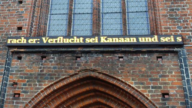 Die Laufschrift präsentiert Wörter aus einem modernisierten Text aus dem 1. Buch Mose (Genesis). Foto: Helmut Kuzina
