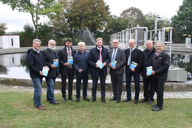 Im Einsatz für die Kläranlage (v. l.): Gerald Adolf (Kämmerer Abwasserzweckverband Schmuttertal), Karl Hörmann (Bürgermeister Gablingen), Peter Wendel (Bürgermeister Aystetten), Dr. Manfred Nozar (ehemaliger Bürgermeister Neusäß), Richard Greiner (1. Bürgermeister Neusäß), Michael Wörle (Bürgermeister Gersthofen), Peter Högg (Bürgermeister Diedorf), Wilhelm Kugelmann (2. Bürgermeister Neusäß) und Xaver Golling (Betriebsleiter Abwasserzweckverband Schmuttertal) | Foto: Stadt Neusäß