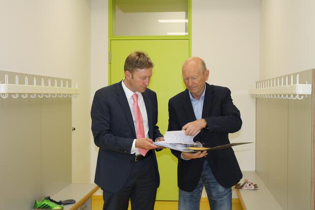 Blick in die Pläne zur Sanierung der Eichenwaldschule: Erster Bürgermeister Richard Greiner (links) besichtigt die Baustelle | Foto: Stadt Neusäß