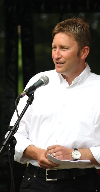 Sommerklänge in Neusäß: Erster Bürgermeister Richard Greiner eröffnet das Open-Air CitySound im Stereoton. | Foto: Stadt Neusäß
