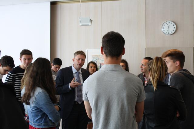Besuch aus Frankreich: Erster Bürgermeister Richard Greiner erläutert den Schülerinnen und Schüler im Sitzungssaal der Stadt Neusäß die Aufgaben einer Kommune | Foto: Stadt Neusäß