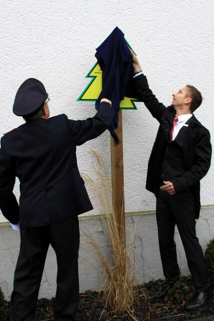 Initiator Karl-Heinz Winter (li.) und Sparkassen-Regions-Geschäftsstellenleiter Sven Kamrad enthüllen die neue Informationstafel.