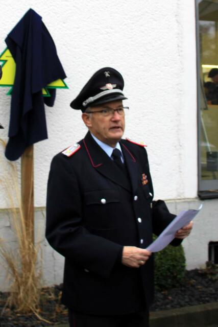 Initiator Karl-Heinz Winter erläutert den Werdegang von der Idee bis zur Fertigstellung der neuen Dennert-Tanne.