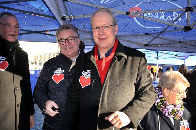Hatten ein Herz für Kinder. Regionspräsident Hauke Jagau und Oberbürgermeister Stefan Schostok.