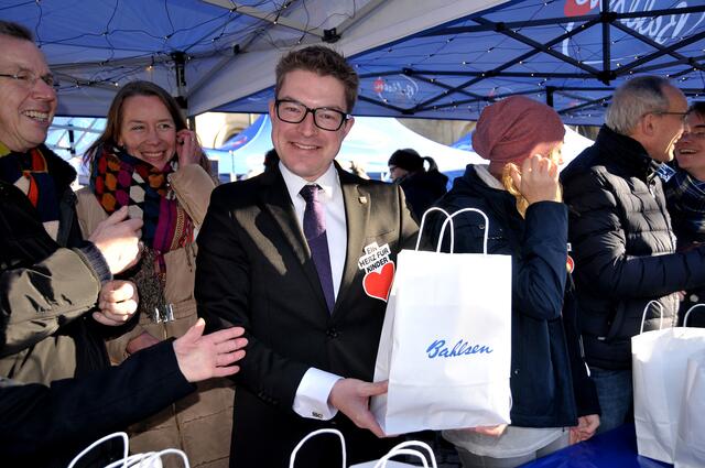 Henning Hofmann, bezirksbürgermeister von Buchholz-Kleefeld am Verkaufsstand (Bildmitte).