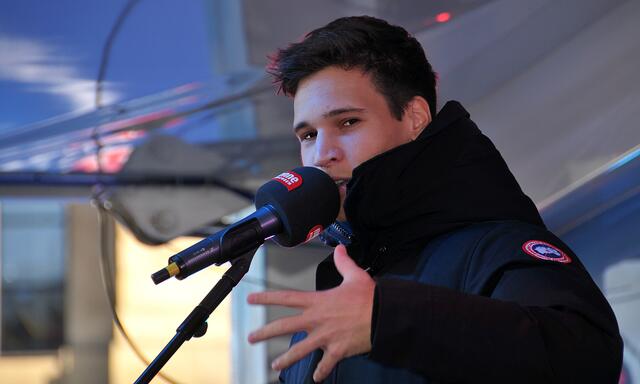 Wincent Weiss sang auf der Bühne vor der Oper.