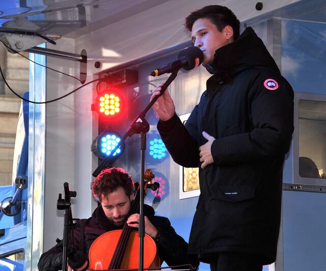 Promis, Plätzchen, Party: Wincent Weiss sang auf der Bühne vor der Oper.