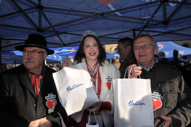 Bildmitte: Hannovers Lieblichkeit Nora I. verkaufte mit.