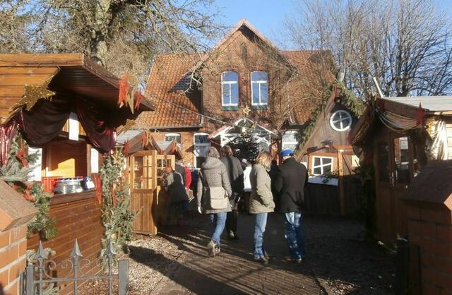 Noch ist es Tag. Gelände der ehemaligen Lindener Windmühle. Blick zum ehemaligen Wohnhaus des Müllermeisters.