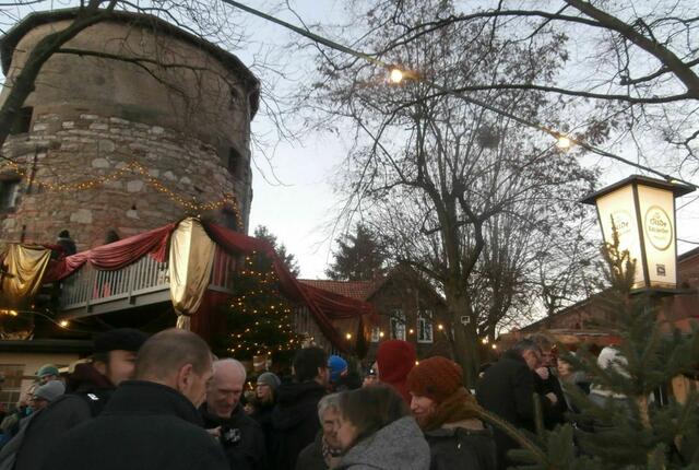 Treffpunkt Weihnachtsdorf: Es werden die letzten Neuigkeiten ausgetauscht.