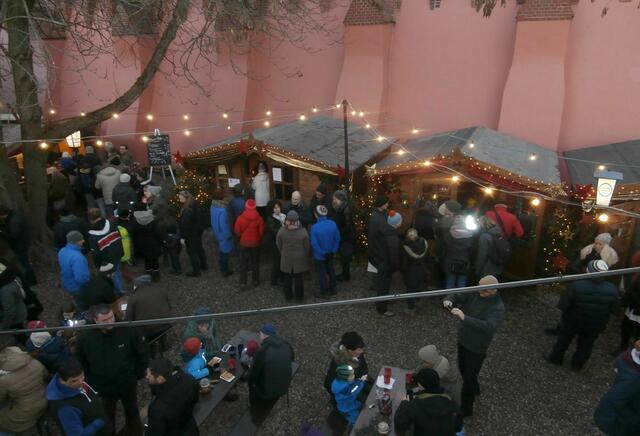 Die Dunkelheit senkt sich über das Weihnachtsdorf.