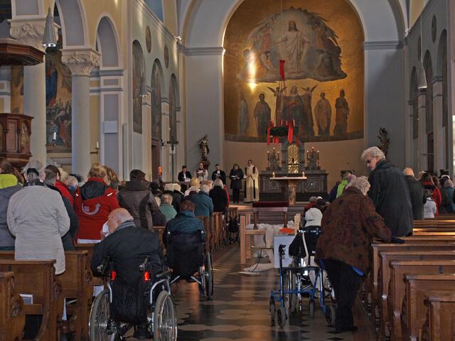Egal ob zu Fuß, mit dem Rollator oder Rollstuhl - die Stadtpfarrkirche war gut besucht zum Auftakt der Adventsfeier