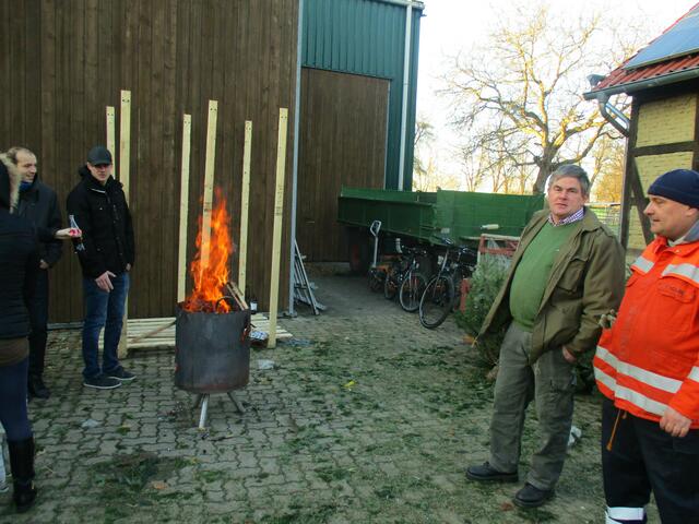 ein Lagerffeuer zum Wärmen, der Hofboss, dann war Feierabend