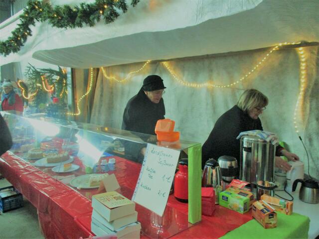 die Landfrauen am Kuchenbuffet