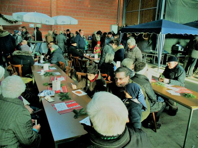 bunte Besuchergruppen