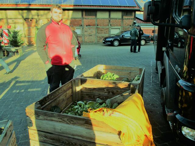 der Jungbauer  vor seinem Gemüsestand