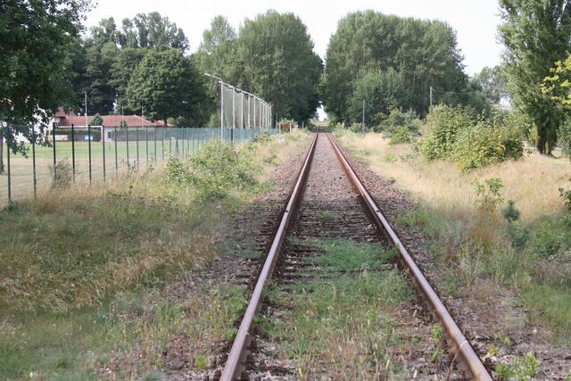 "echte" Eisenbahnstrecke zwischen Freigelände und altem Dorf