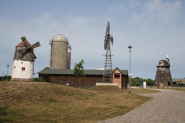 Panorama mit Rutsch-Mühle, Silo, Windrad, Holländermühle