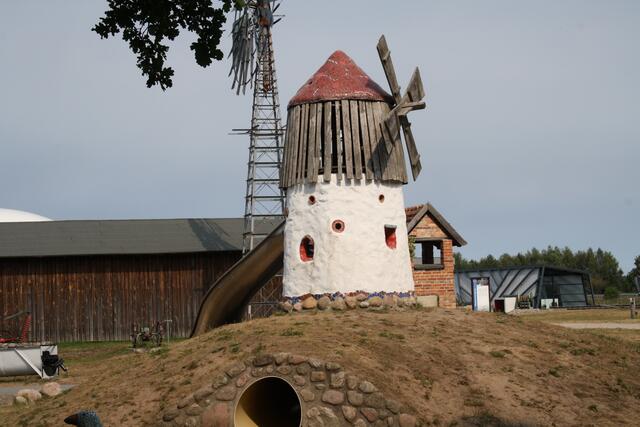 Kinderspielplatz mit Mühlen-Rutsche