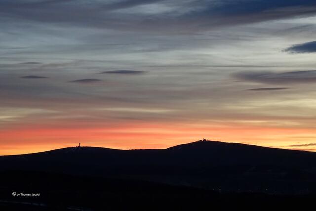 Klinovec (links) und Fichtelberg