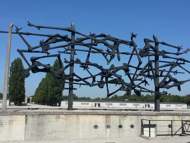 Internationales Mahnmal; geschaffen (2007) von Nandor Glid;  auf dem Areal des ehemaligen Appellplatzes vor dem Verwaltungsgebäude.