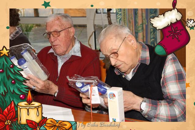 hier wird das Geschenk genau betrachtet