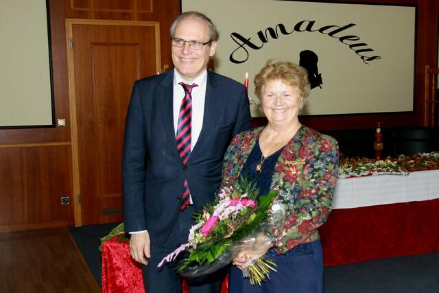 Landrat Bernhard Reuter und Renate Ditmar nach der Verleihung des Bundesverdienstkreuzes.