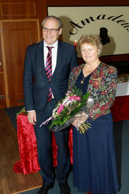 Landrat Bernhard Reuter und Renate Ditmar nach der Verleihung des Bundesverdienstkreuzes.
