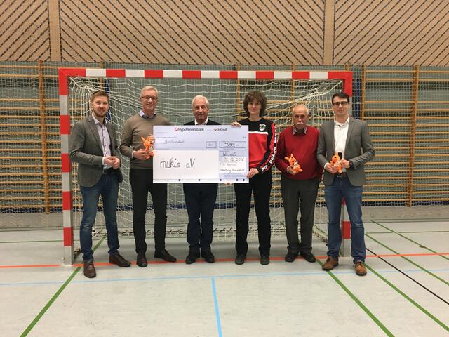 Bild (v.r.): Handballabteilungsleiter Michael Korn, stellv. mukis Beiratsvorsitzender Hans Jenuwein, Jugendleiterin Sabine Mahle, mukis-Vorsitzender Max Strehle, Mannschaftsarzt Dr. Markus Bühne, stellv. mukis-Vorsitzender Jörg Roehring