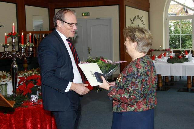 Landrat Bernhard Reuter gratuliert Renate Dittmar nach der Verleihung des Bundesverdienstkreuzes.