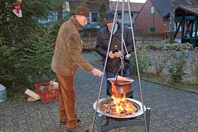 Stiftungsvorsitzender Dr. Udo Noack (links) und Stiftungsrat Gunnar Wolpert beim Entzünden der Feuerzangenbowlw.